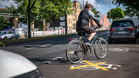 Ein Radfahrer überquert am 28.06.2023 die Ollenhauerstraße in Berlin-Reinickendorf © imago images/Jürgen Ritter