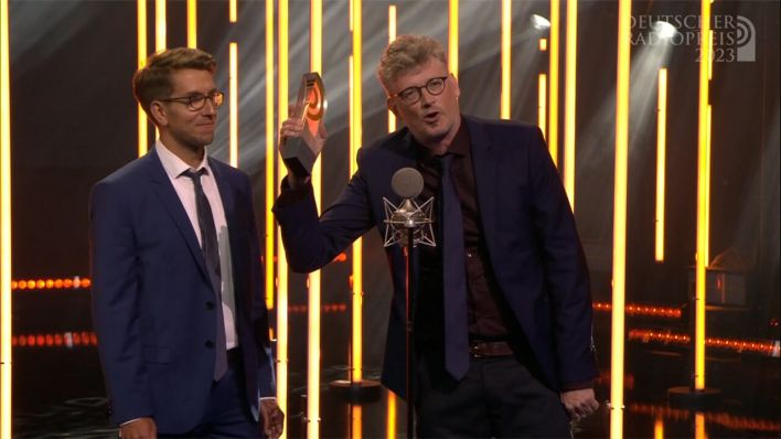 Steen Lorenzen (radioeins, re.) und Stephan Ziegert (detektor.fm) mit dem Deutschen Radiopreis für "Teurer Wohnen"