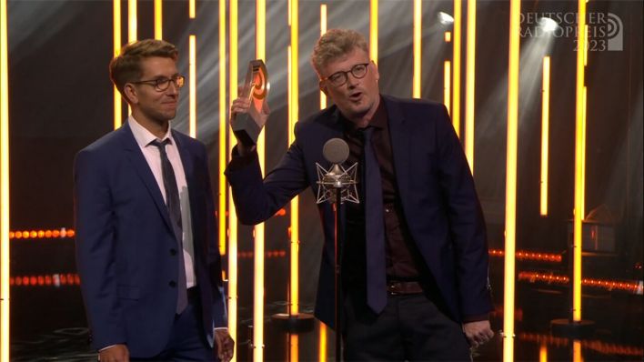Steen Lorenzen (radioeins, re.) und Stephan Ziegert (detektor.fm) mit dem Deutschen Radiopreis für "Teurer Wohnen" Steen Lorenzen (radioeins, re.) und Stephan Ziegert (detektor.fm) mit dem Deutschen Radiopreis für "Teurer Wohnen"