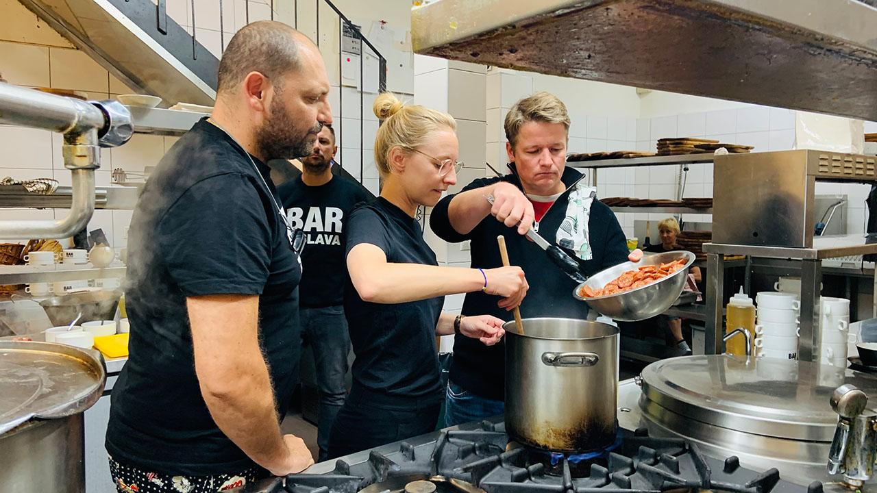 Am Montag haben Max und Meili die "Kapustnica"-Suppe - unter Anleitung - gekocht. Diese gehaltvolle Suppe wird vor allem an Weihnachten gegessen. © radioeins/S.Krause