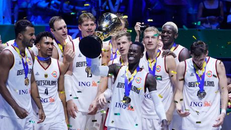 Das deutsche Basketball-Team feiert am 10.09.2023 in Manila den WM-Sieg © AP/Michael Conroy
