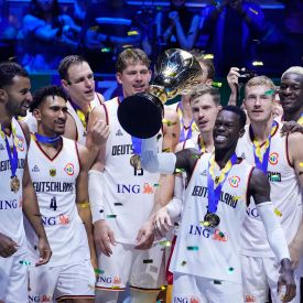 Das deutsche Basketball-Team feiert am 10.09.2023 in Manila den WM-Sieg © AP/Michael Conroy