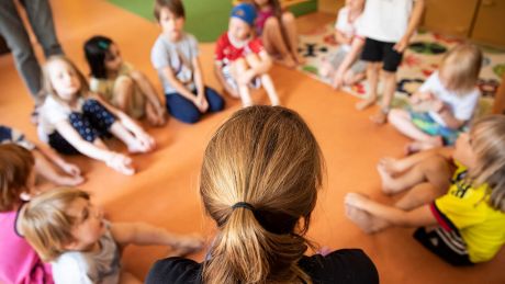 Eine Erzieherin mit Kindern in einer Kita © imago images/imagebroker