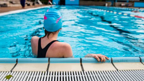 Eine Frau im Wasser im Freibad Kreuzberg (Prinzenbad) © imago images/Emmanuele Contini