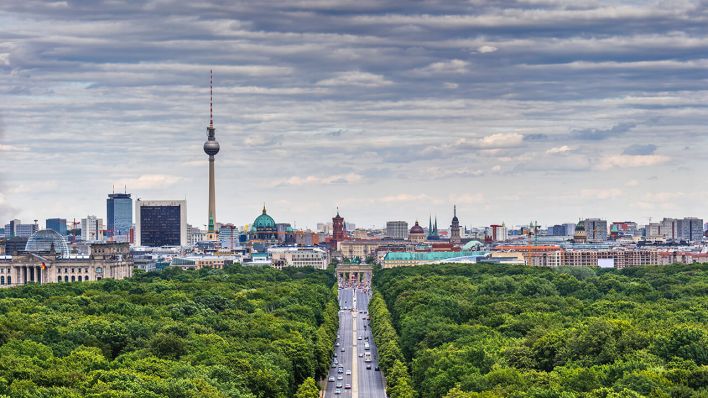 Blick auf das Zentrum von Berlin aus dem Tiergarten heraus © imago images/Westend61