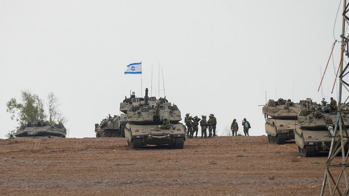Israelische Soldaten sind in der Nähe der Grenze zwischen Israel und dem Gazastreifen im Einsatz © Ohad Zwigenberg/AP/dpa