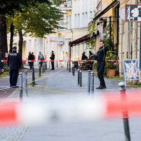 Polizeikräfte stehen vor der jüdischen Gemeinde Kahal Adass Jisroel in der Brunnenstraße in Berlin-Mitte © dpa/Christoph Soeder