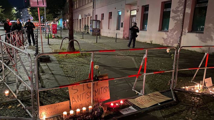 Mahnwache gegen Antisemitismus an der Synagoge in der Brunnenstraße in Berlin-Mitte © dpa/Sascha Meyer