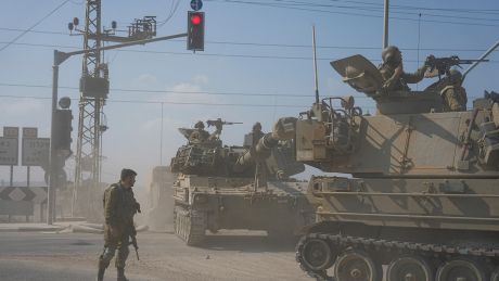 Panzer der israelischen Armee bewegen sich im Süden Israels auf die Grenze zum Gazastreifen zu