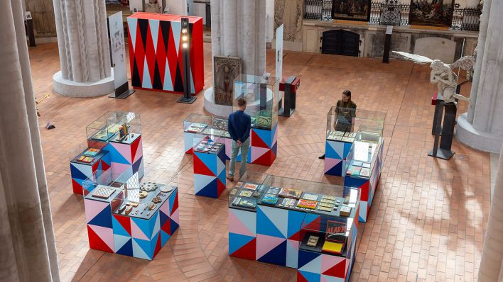 Präsentation der Spielzeug-Wunderkammer für die Ausstellung "Mark Dion. Delirious Toys" im Oktober 2023 im Museum Nikolaikirche © Stadtmuseum Berlin | Foto Michael Setzpfandt