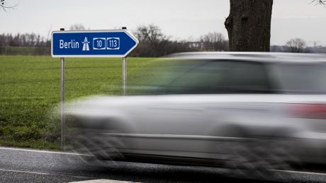 Hinweisschild zur Autobahn nach Berlin © IMAGO / photothek