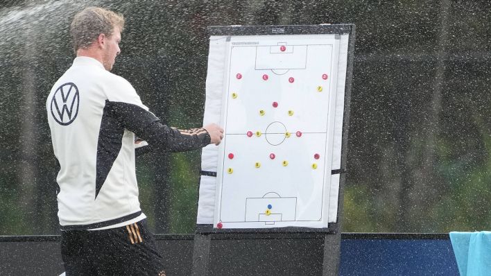 Bundestrainer Julian Nagelsmann steht am 12.10.2023 vor einer Taktiktafel © imago images/Marc Schüler