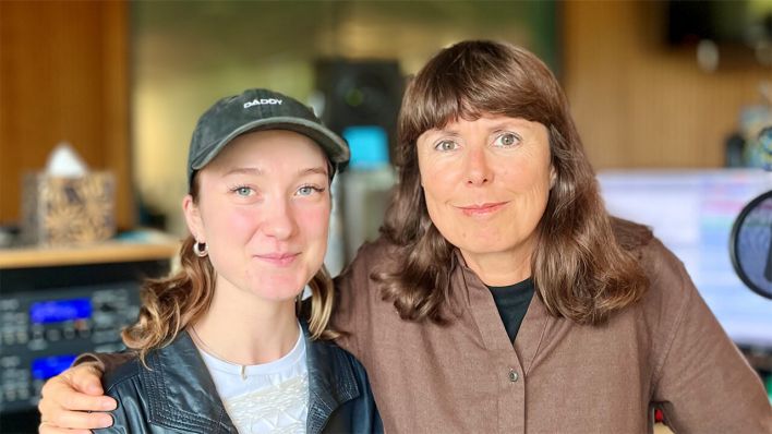 Christiane Falk zusammen mit Novaa im Studio © radioeins/Chris Melzer