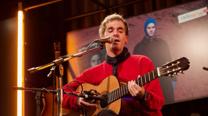 Olmo singt und spielt Gitarre © radioeins/Jochen Saupe