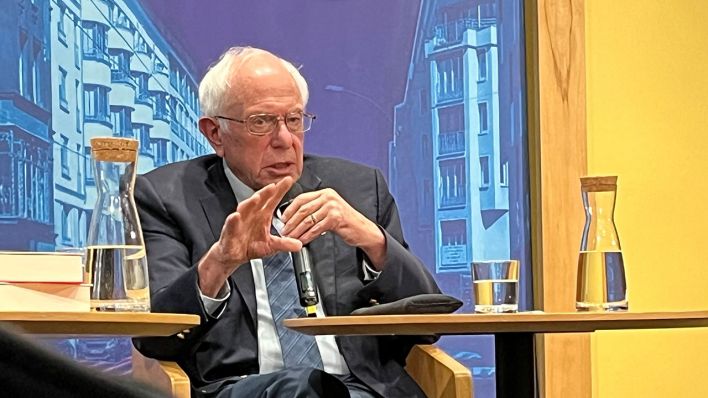Der US-Politiker Bernie Sanders bei der Buchvorstellung in Berlin © radioeins/Anton Stanislawski