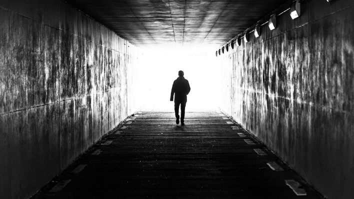 Ein Mann läuft in einen dunklen Tunnel © IMAGO/Werner Lerooy