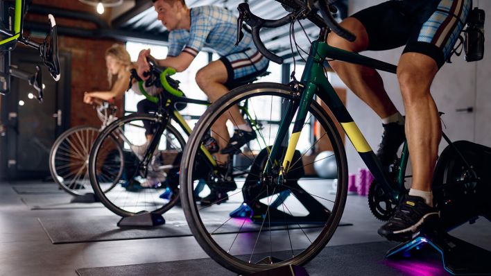 Spinning: Training im Fitnessstudio auf Fahrrädern © IMAGO/Panthermedia