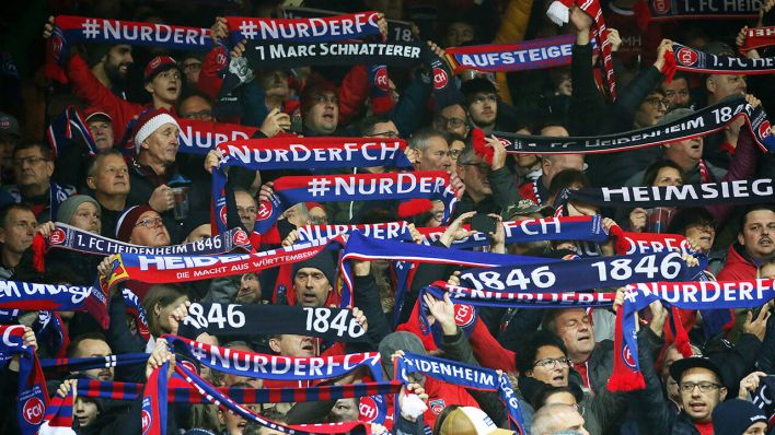 Fans des 1. FC Heidenheim im Stadion © IMAGO/Pressefoto Baumann