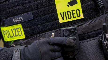 Ein Polizist schaltet die Bodycam auf seiner Uniform ein © picture alliance/dpa | Monika Skolimowska