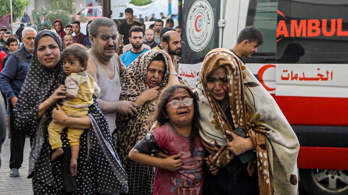 Verwundete Palästinenser kommen nach israelischen Luftangriffen am Al-Shifa-Krankenhaus an © AP Photo/Abed Khaled