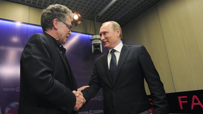 Der deutsche Journalist Hubert Seipel (l) gibt Wladimir Putin, Präsident von Russland, bei der Präsentation seines Buches "Putin - The Logic of Power" die Hand