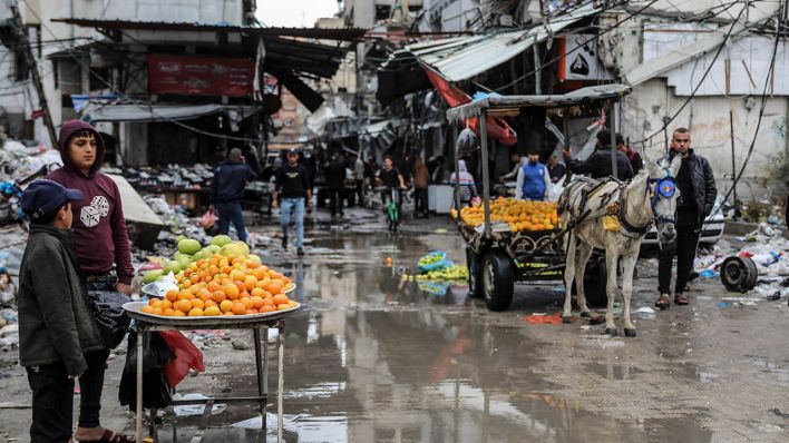 alästinenser verkaufen Obst am vierten Tag der vorübergehenden Waffenruhe zwischen der Hamas und Israel © Mohammed Hajjar/AP/dpa