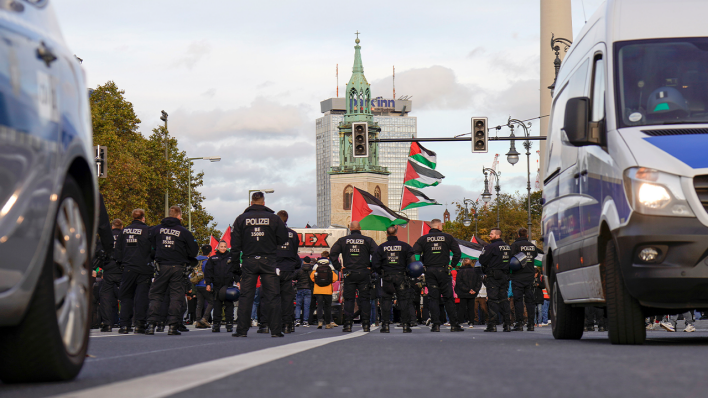 Polizeipräsenz bei einer pro-palästinensischen Demonstration in Berlin © dpa/Bernd Elmenthaler
