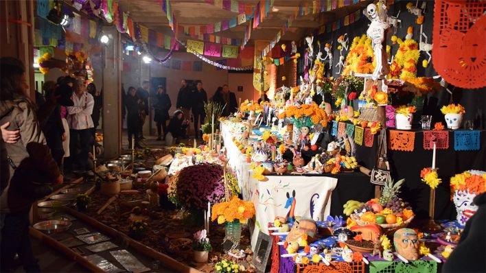 Geschmückter Altar zum mexikanischen Totenfest Ernesto Mendez