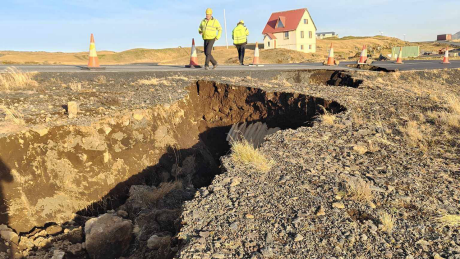 Grindavik in Island: Risse im Boden aufgrund seismischer Aktivitäten © IMAGO / Cover-Images