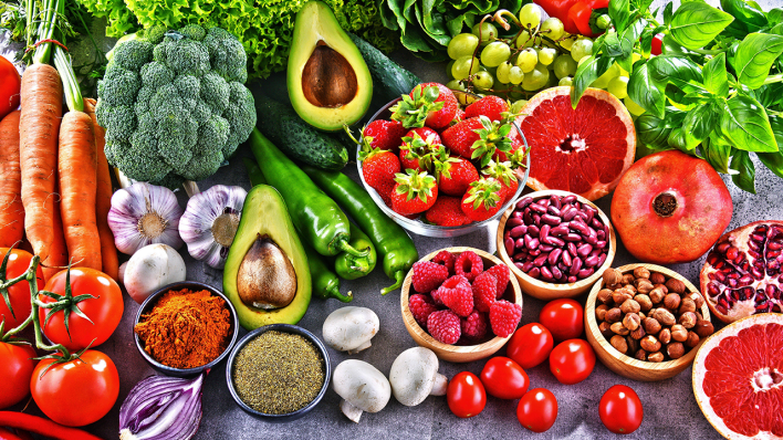 Frisches Obst, Gemüse, Gewürze und Nüsse © IMAGO / Panthermedia