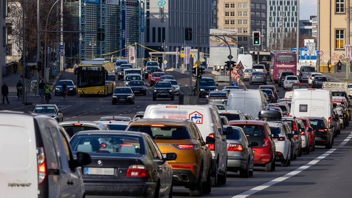 Lange Staus und stockender Verkehr im Stadtzentrum Berlin-Mitte © imago images/Dirk Sattler