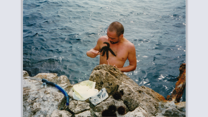Bruno Pélassy with Starfish, Coco Beach, Nizza, 1997 © Laura Cottingham