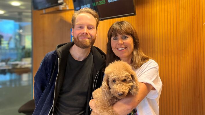 Christiane Falk zusammen mit Enno Bunger und Hündin Emma © radioeins/Chris Melzer