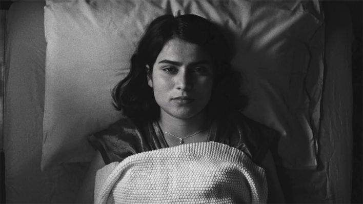 Anaita Wali Zada in "Fremont" © JHR Films