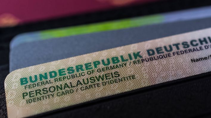 Personalausweis © IMAGO / Zoonar