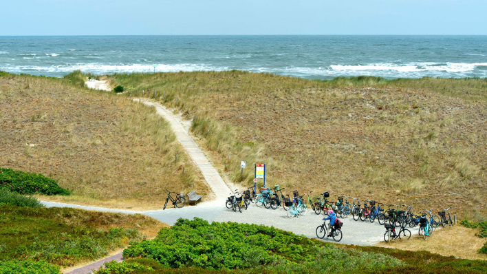 Parkplatz für Fahrräder im Dünengebiet Pirolatal, Nordseeinsel Langeoog © IMAGO / imagebroker