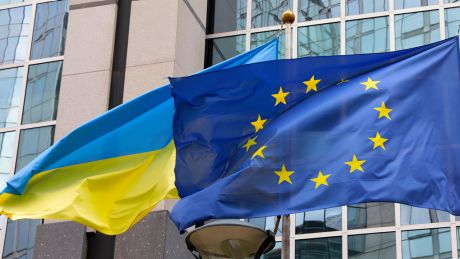 Die ukrainische Flagge neben der EU-Flagge am Gebäude des Europäischen Parlaments in Brüssel. © IMAGO / Björn Trotzki