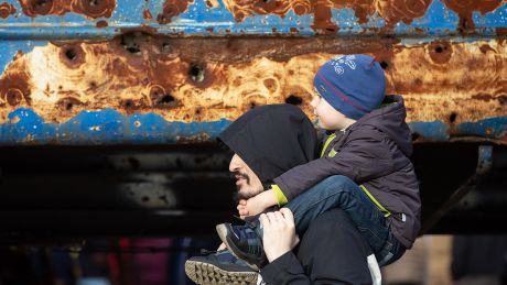 Ein Mann trägt ein Kind in Kiew, Ukraine © IMAGO / SOPA Images