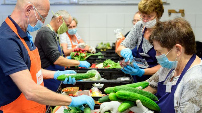 Helferinnen und Helfer sortieren vor Beginn der Ausgabe bei der Potsdamer Tafel die Lebensmittel-Spenden aus den Supermärkten © picture alliance/dpa/dpa-Zentralbild | Soeren Stache