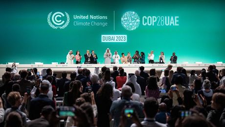 Sultan al-Dschaber, Präsident der COP28, und weitere Teilnehmer auf der Konferenz applaudieren © dpa/Hannes P. Albert