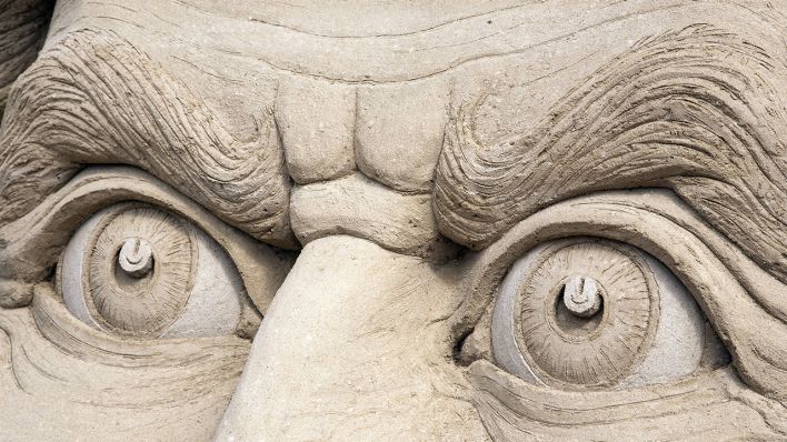 Faltiges Gesicht einer Sandskulptur © IMAGO / imagebroker