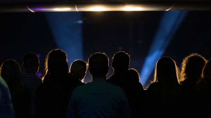 Zuschauerinnen und Zuschauer bei einem Indoor-Konzert (Symbolbild) © imago images/POP-EYE