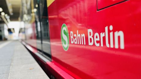 S-Bahn Berlin steht an einer in einem Bahnhof stehenden S-Bahn © radioeins/Chris Melzer