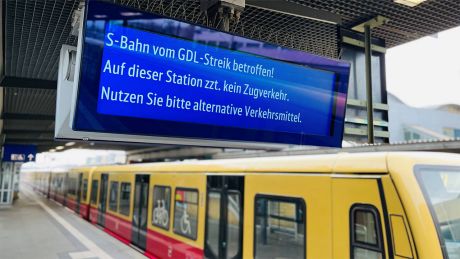 "S-Bahn vom GDL-Streik betroffen" steht auf einer Anzeigetafel in einem Bahnhof © radioeins/Chris Melzer