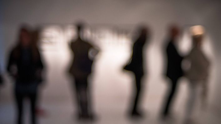 Besucher in einer Ausstellung © imago/Uwe Steinert