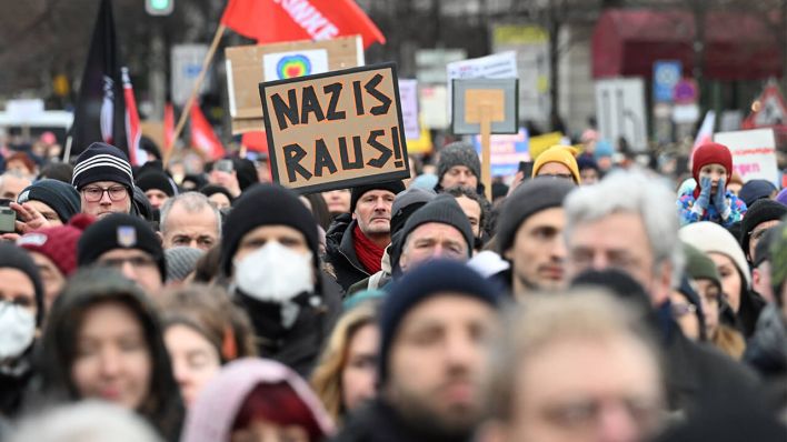 Teilnehmer einer Demonstration gegen Rechts haben sich unter dem Motto "Demokratie verteidigen" am Brandenburger Tor in Berlin versammelt © dpa/Soeren Stache