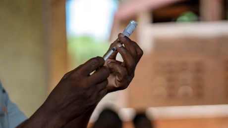 Die globale Impf-Allianz Gavi hat in Kamerun die weltweit ersten routinemäßigen Malaria-Impfungen. Fast jede Minute stirbt ein Kind unter fünf Jahren an der Krankheit © AP Photo/Jerome Delay
