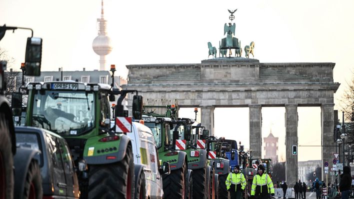 Berlin: Bauernproteste am 08. Januar 2024, auf der Straße des 17. Juni vor dem Brandenburger Tor