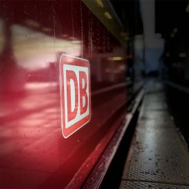 DB-Logo an einer S-Bahn © radioeins/Chris Melzer