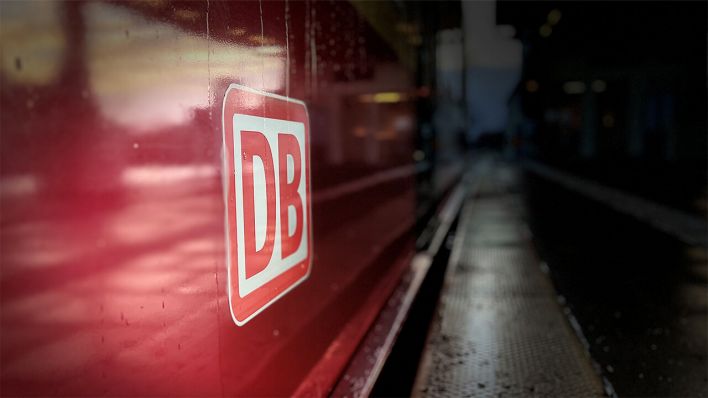 DB-Logo an einer S-Bahn © radioeins/Chris Melzer